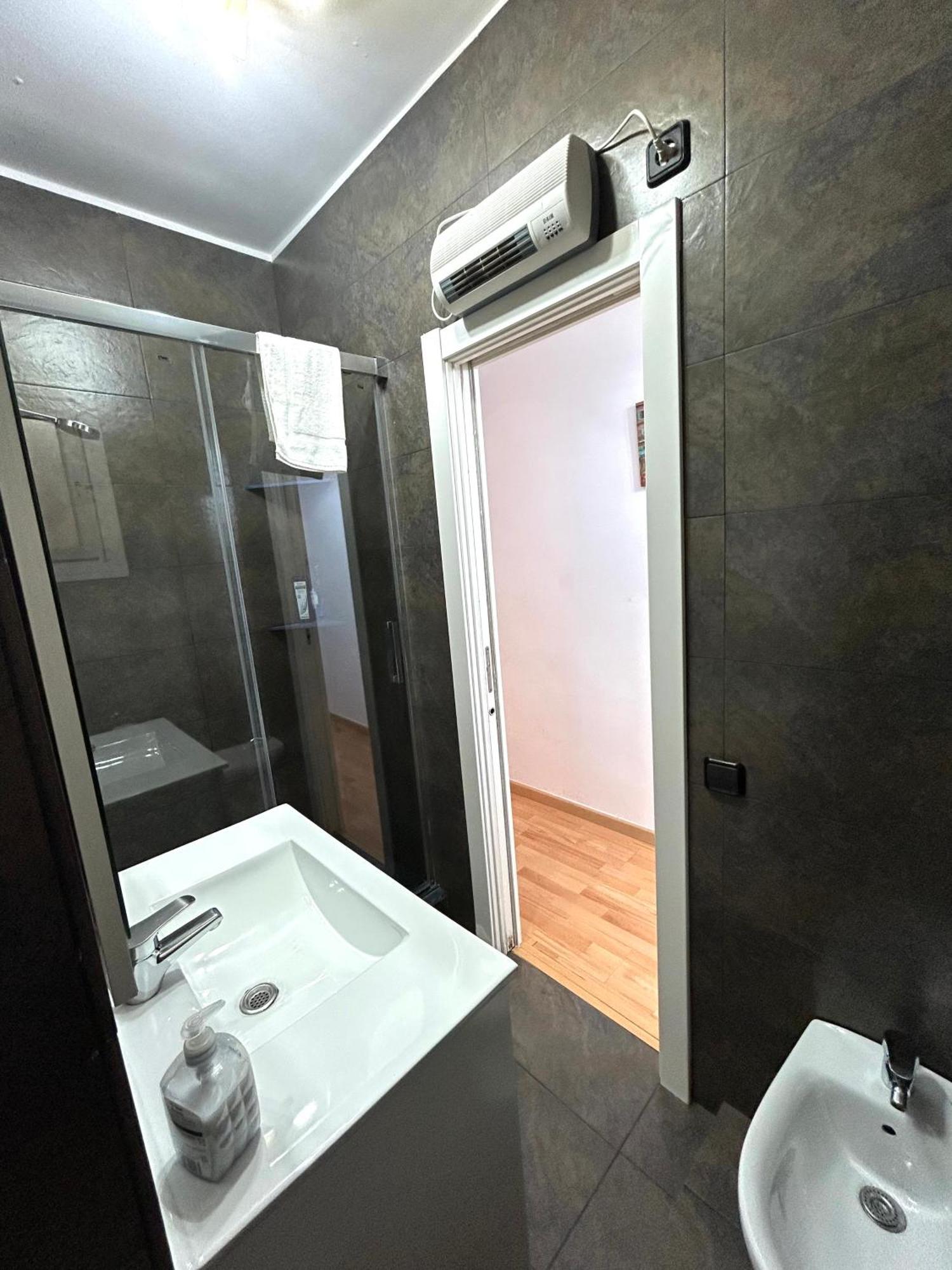 Apartment Carrer D'Olesa Barcelona Buitenkant foto